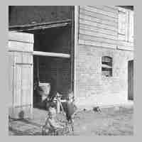 115-0012 Helmut Gritto mit seinem Freund vor dem Stall 1939.jpg